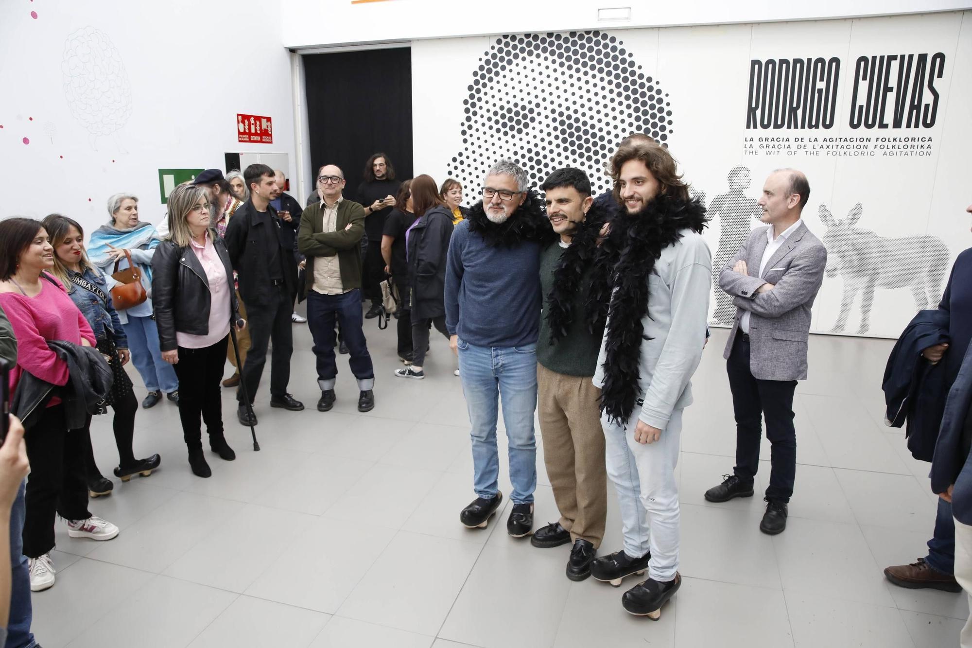 En imágenes: El universo creativo de Rodrigo Cuevas invade Laboral Centro de Arte