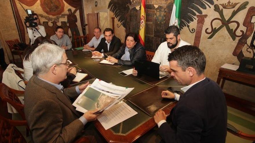 Imagen de la reunión del alcalde de Marbella y el delegado de Costas.