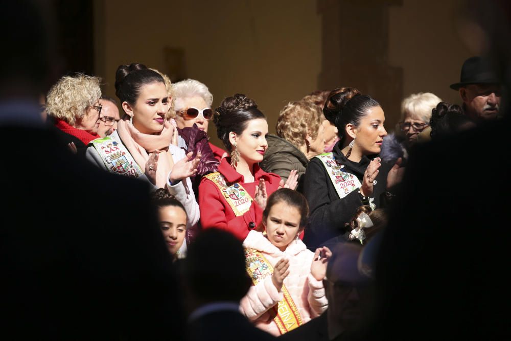 El desfile de La Entrada da la bienvenida a los Moros y Cristianos de Sax