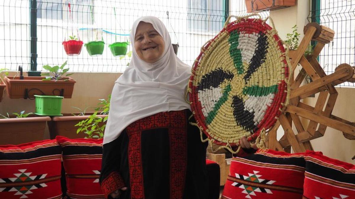 La refugiada palestina Amneh Saleh Daher, de 78 años, oriunda de Dir Al Asi, en Acre.