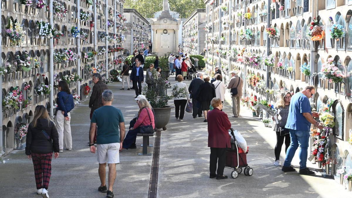 Todos los Santos en un cementerio de Barcelona