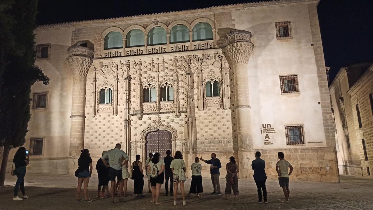 Profesorado y alumnado de los Cursos de Verano de la UNIA, durante la visita guiada nocturna a Baeza