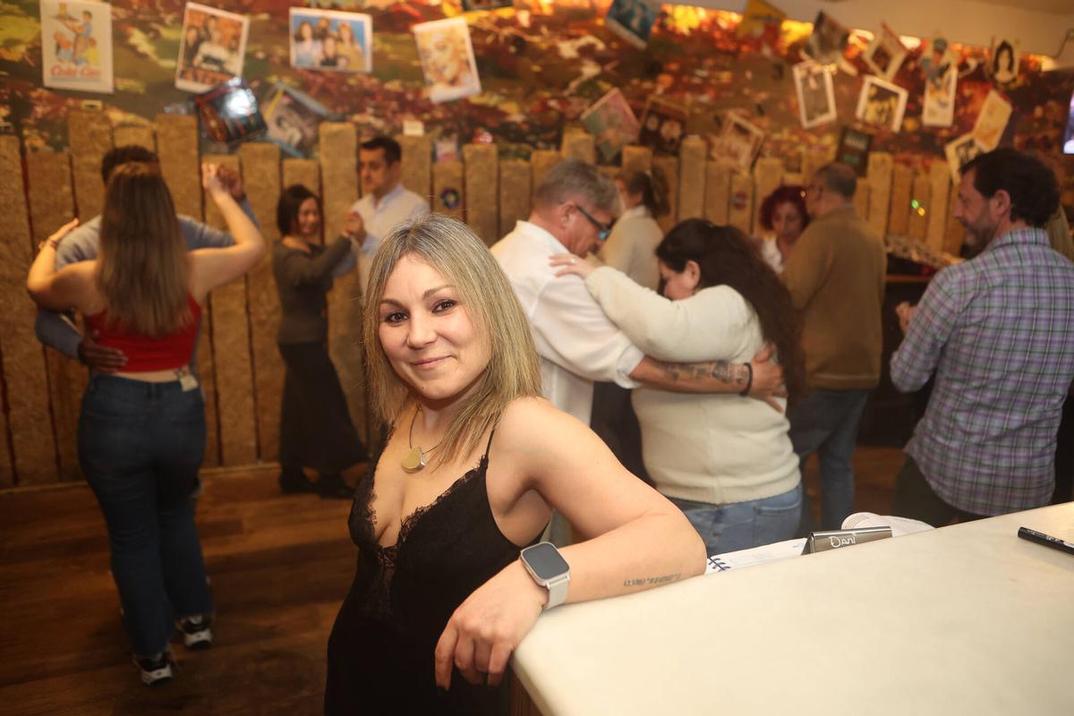 Patricia Sande, propietaria del Montecarlo 85, impulsa un taller de baile en su bar