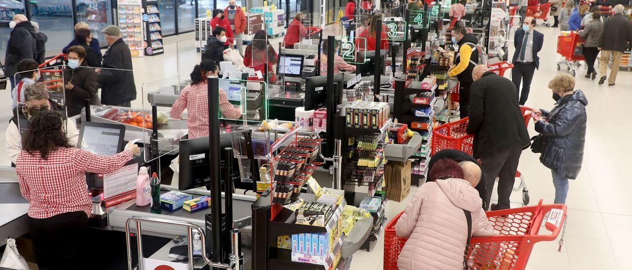 Clientes hacen la compra en un supermercado de Santiago.