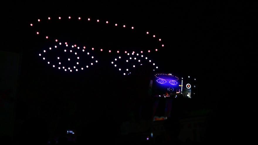 Un centenar de drones iluminan el cielo de Vecindario tras la romería de San Rafael