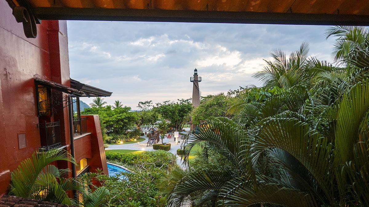 Las terrazas abiertas invitan a disfrutar del paisaje tropical.