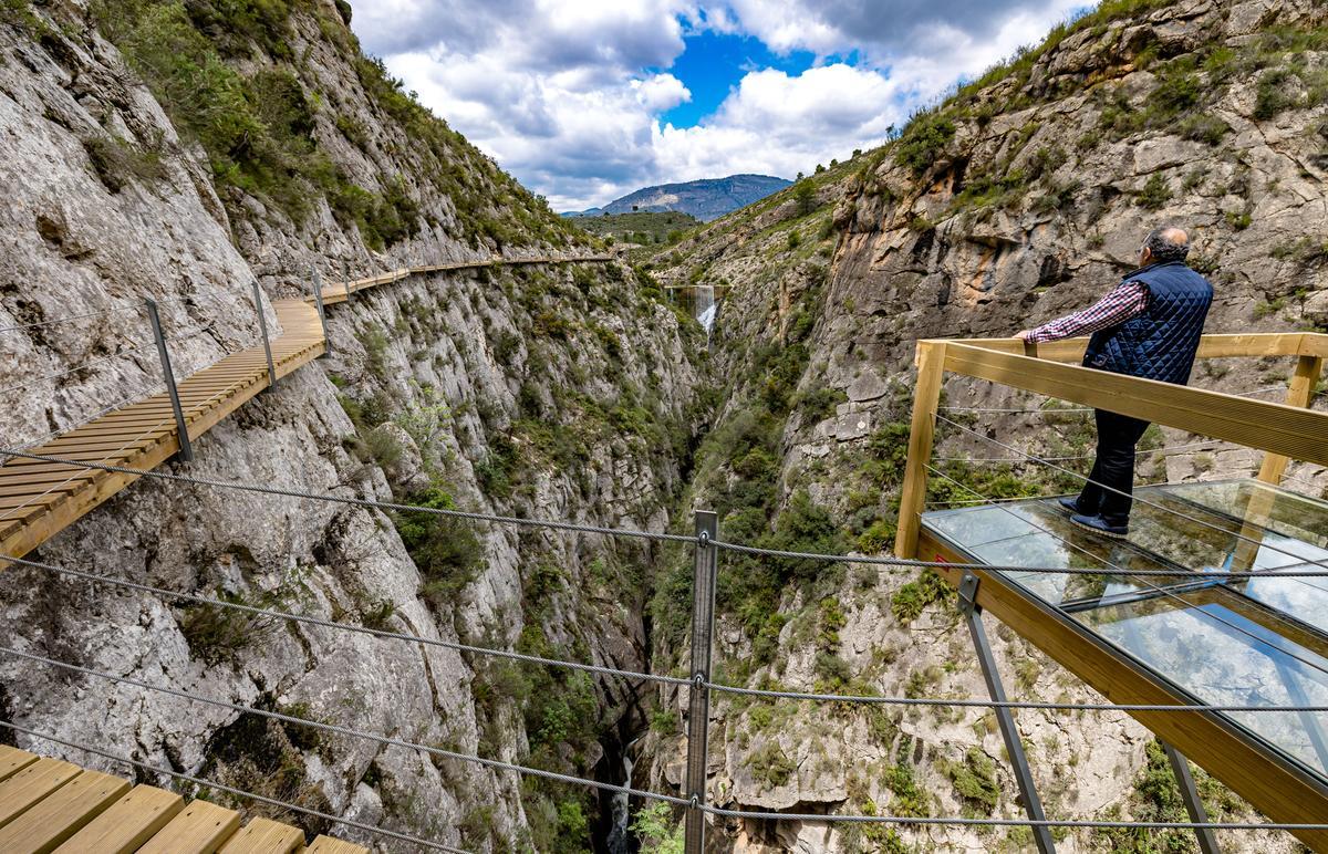 El camino sobre el barranco del pantano de Relleu.