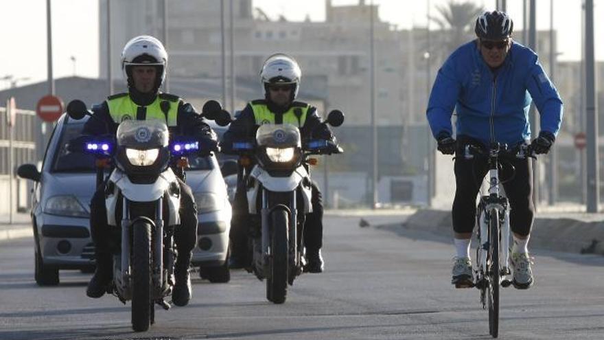 Un juez de la Federación Española mide el recorrido alternativo de la Maratón de Málaga.