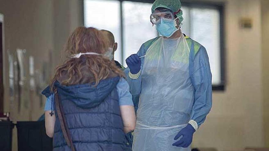 Imagen de una unidad de Covid-ExprÃ©s ubicada en Primaria para hacer tests al personal sanitario.