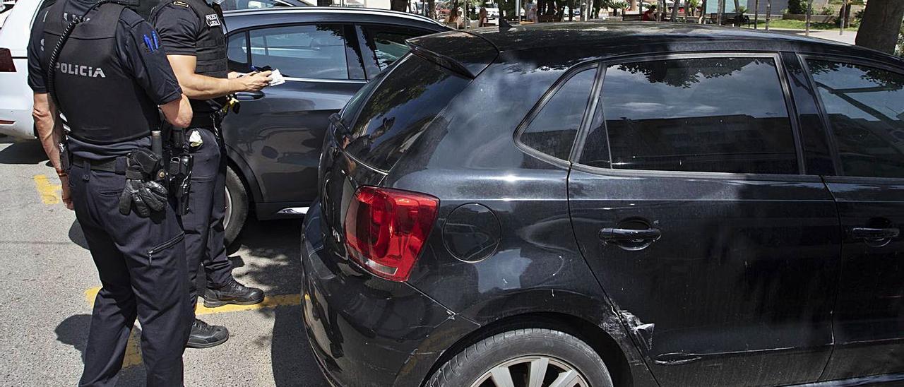 Agentes de la Policía Local de Sagunt en la plaza Cronista Chabret. | DANIEL TORTAJADA