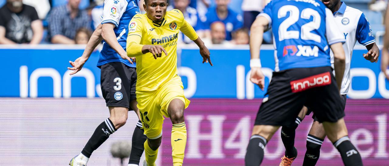 Samu Ckukwueze, autor del gol del Villarreal, durante una de las acciones ante el Alavés.