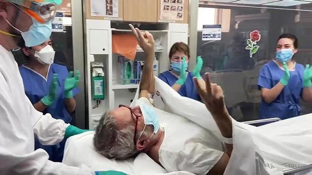 BARCELONA 22 12 2020 Carles Gonzalez enfermo de COVID y permanecio en la UCI un mes En la foto facilitada por Jear Andrade el momento de la salida de la UCI de hepaticos del Hospital Clinic Captura video