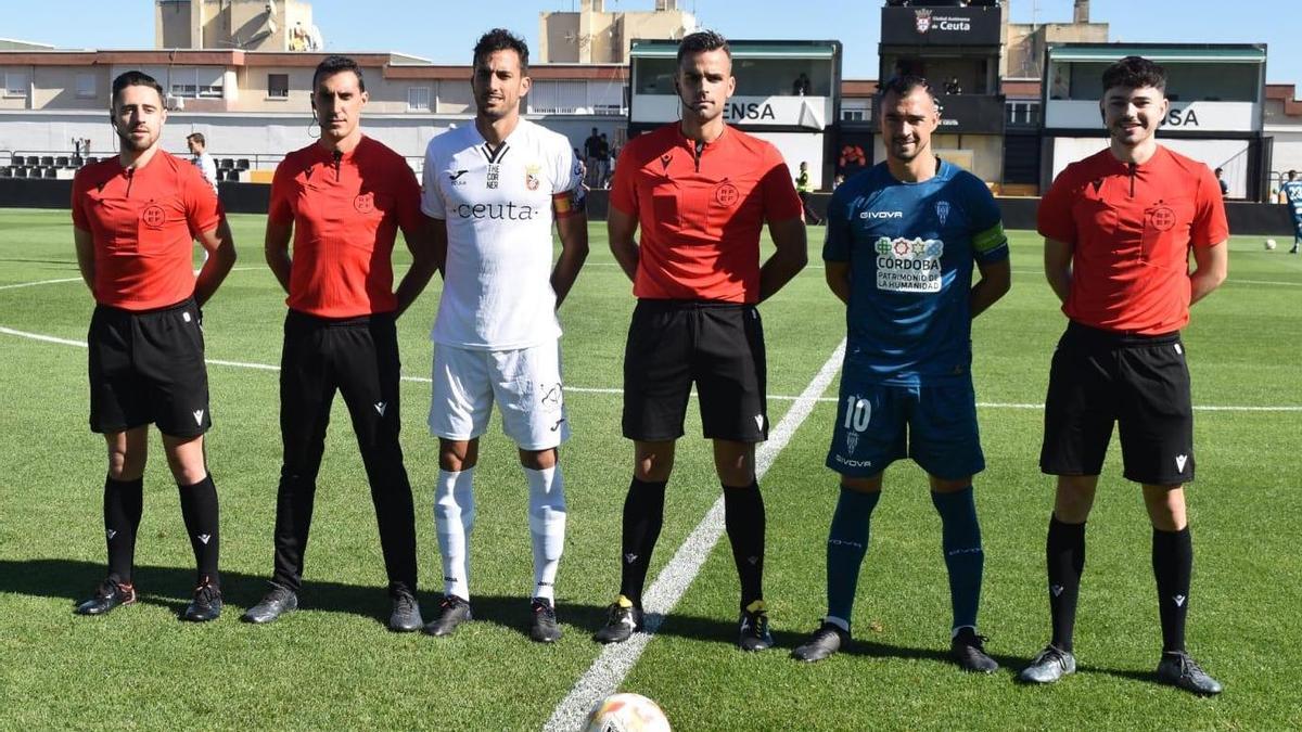 García Gómez, en el centro, en la previa del encuentro entre el Ceuta y el Córdoba CF, esta temporada.