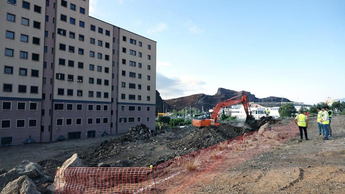 Obras para habilitar un aparcamiento en la calle Juan Albornoz.