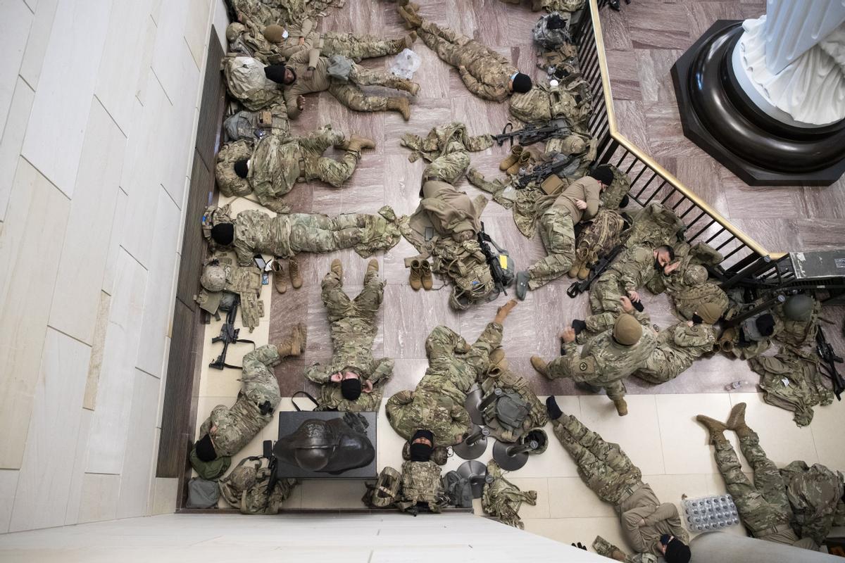 Guardias nacionales estadounidenses durmiendo en el suelo del Capitolio tras el asalto