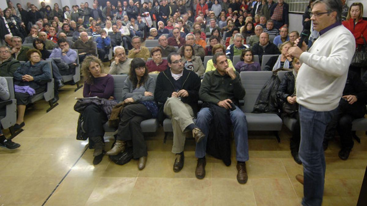 El alcalde de L'Aldea, Dani Andreu, se dirige a la asamblea de afectados por la situación de la cooperativa agraria, el pasado viernes.