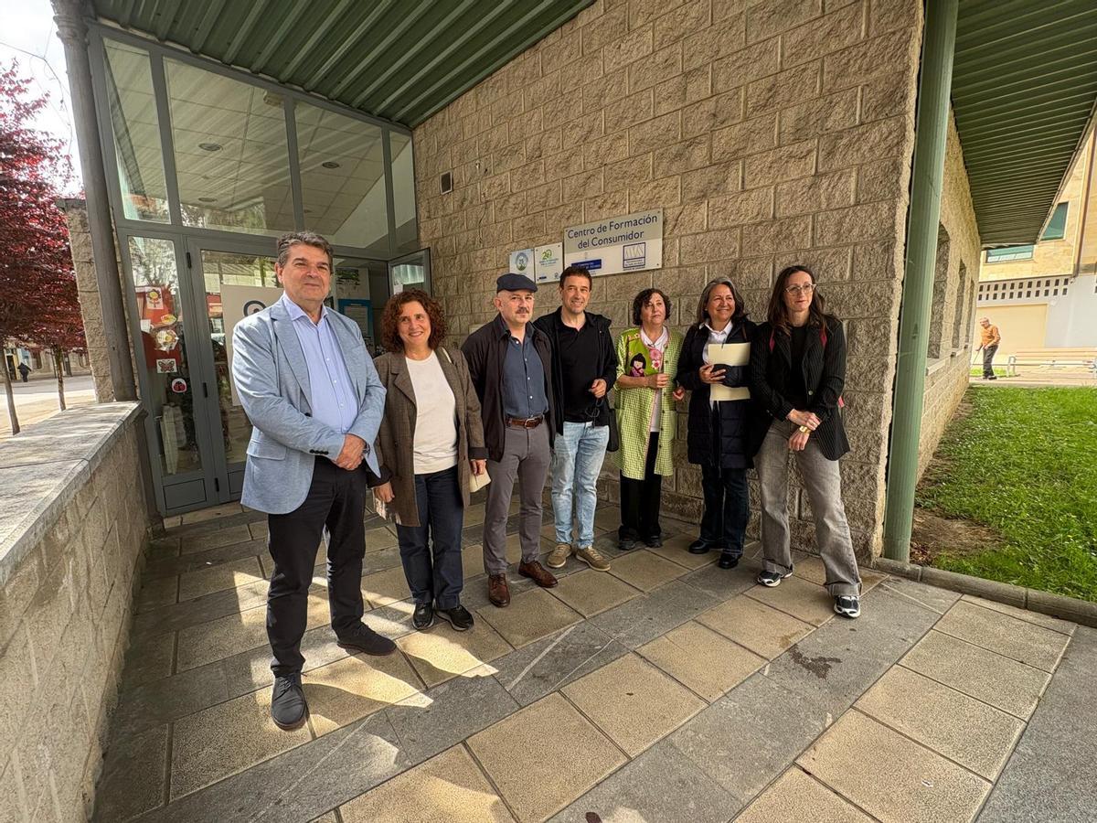 Las autoridades al inicio de la visita al Centro de Formación al Consumidor de la Mancomunidad del Valle del Nalón, en Blimea