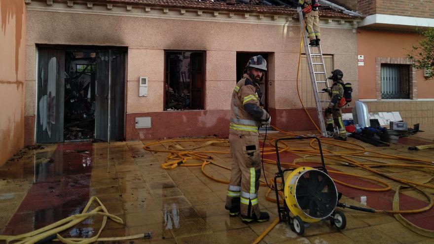 Dos hombres heridos en el incendio de un edificio de cuatro plantas en Patiño