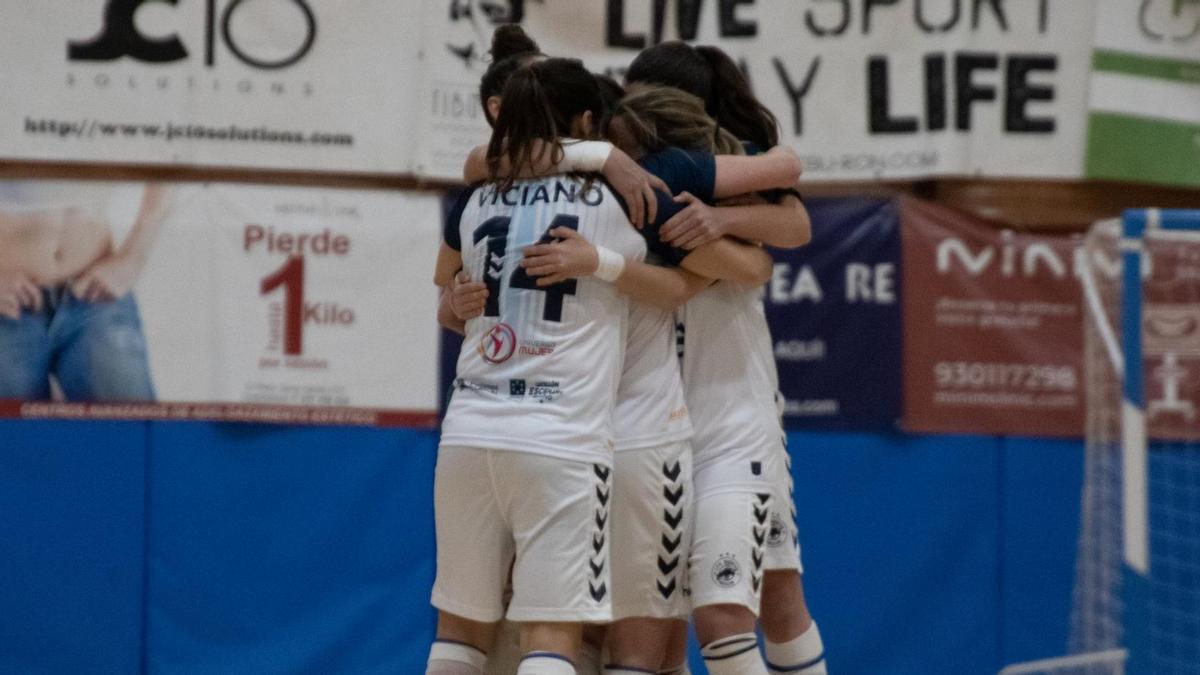 El femenino del Bisontes celebra un gol en la segunda fase en Segunda.