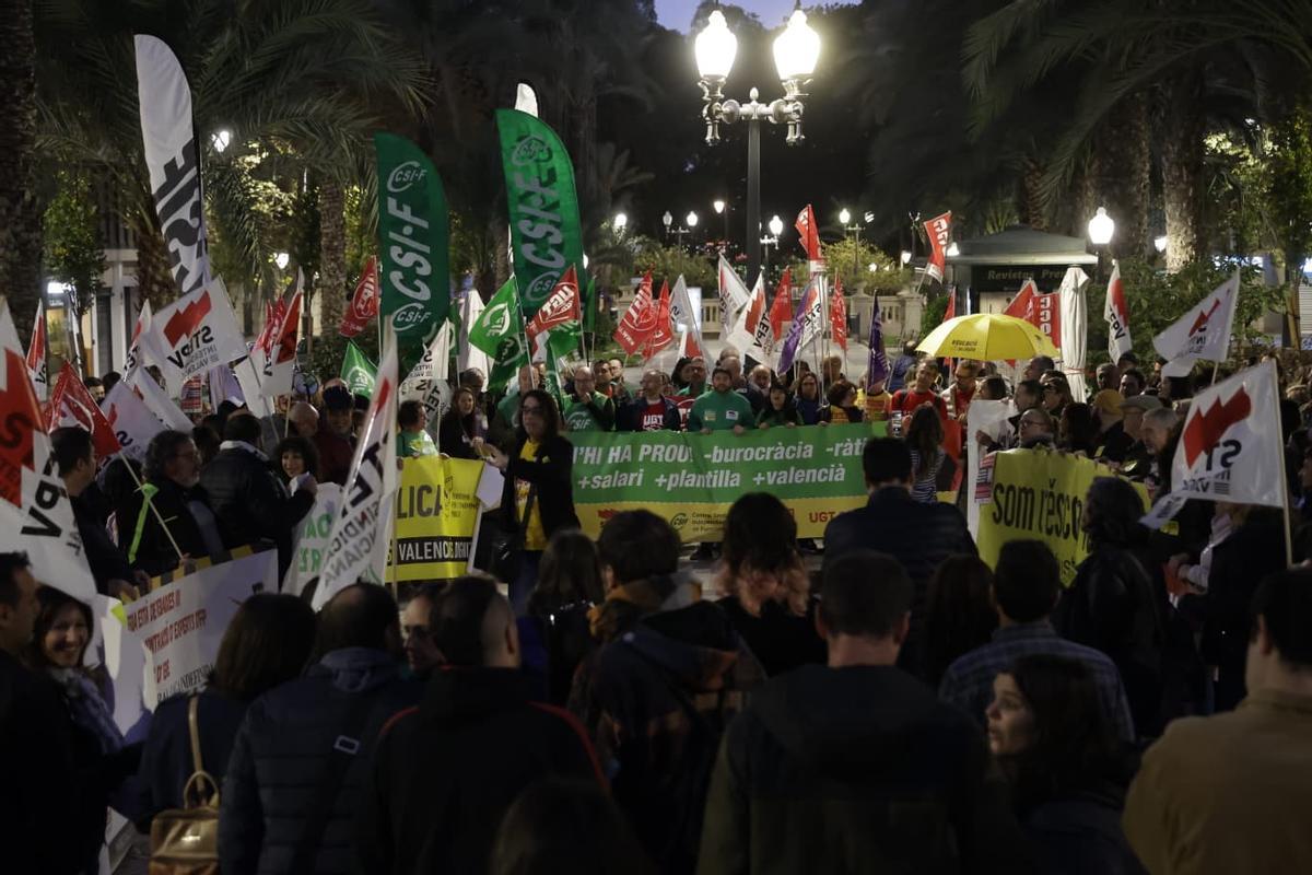 Los profesores de Alicante se plantan: urgen más personal y más sueldo