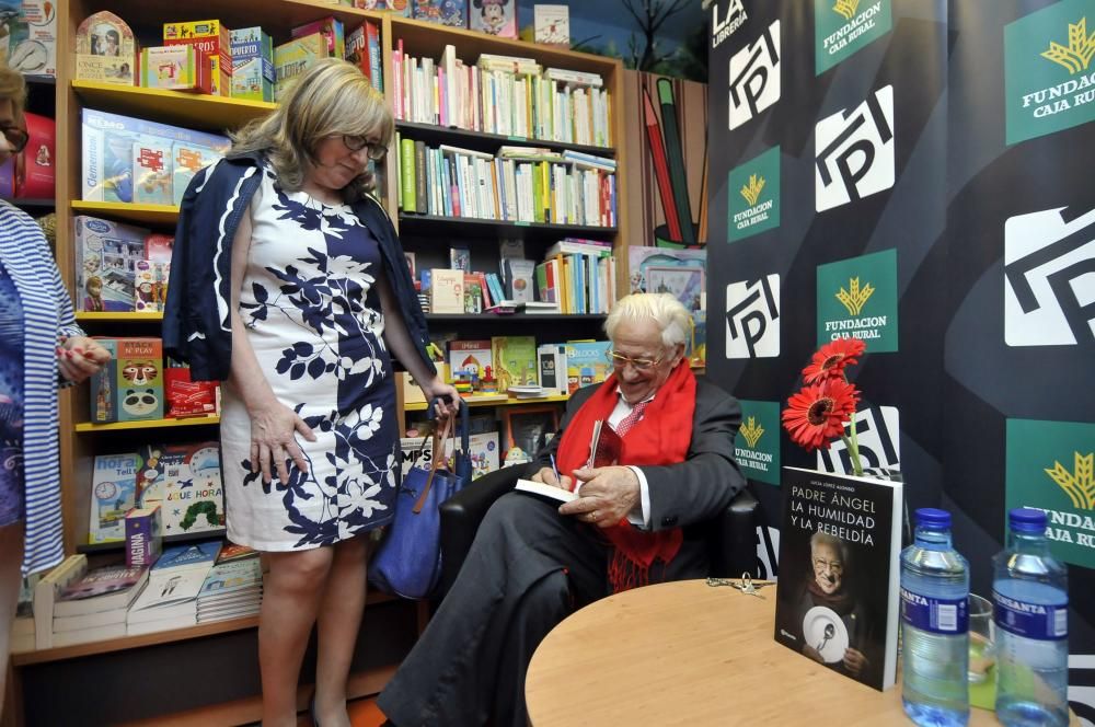 Firma de libros del Padre Ángel en Mieres