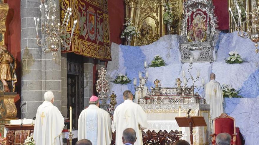 La Virgen del Pino baja del camarín