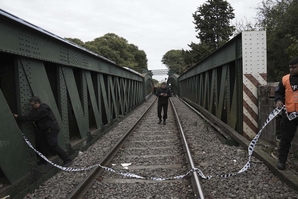 Tren de pasajeros se estrelló contra un tren de mantenimiento en Buenos Aires, dejando al menos 30 personas hospitalizadas, dos de las cuales estaban en estado grave