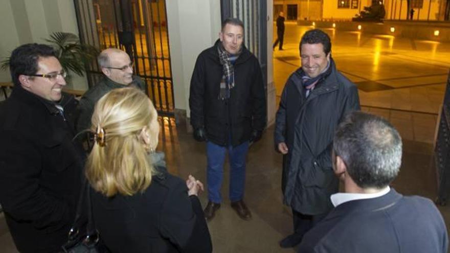 El presidente de la diputación durante la reunión en la plaza de las Aulas.