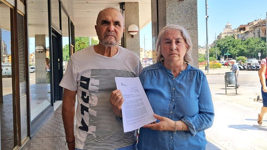 Jesús Trigo i Roser Moreno amb la resolució de Xaloc que desestima les seves al·legacions a la multa.