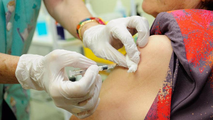 Una enfermera administra una vacuna en un centro de salud de Gran Canaria.