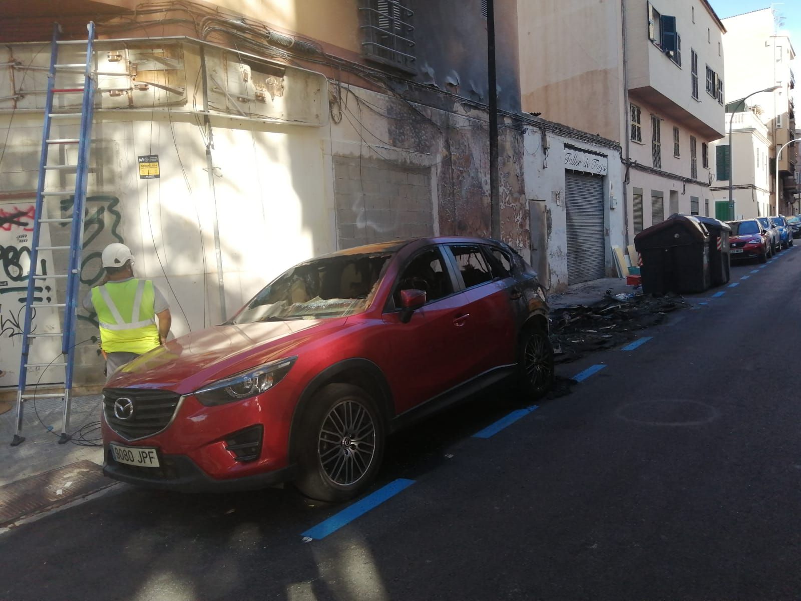 Un incendio de contenedores destruye tres coches y una moto junto a la calle Manacor de Palma