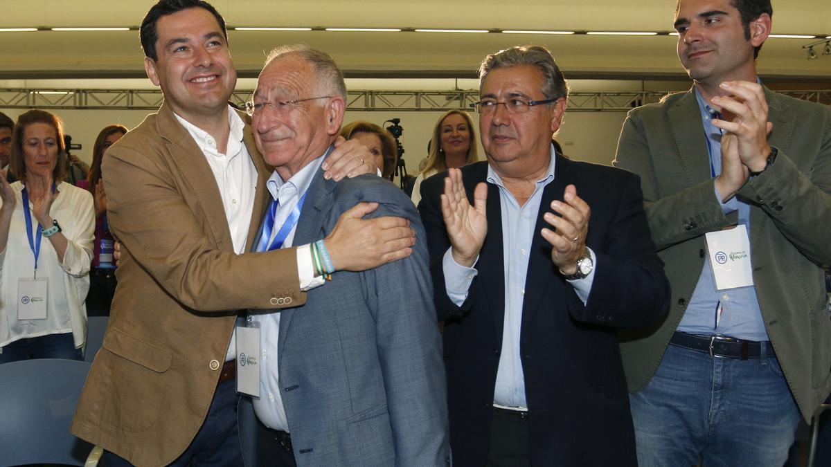 Gabriel Amat junto a Juanma Moreno cuando fue reelegido presidente provincial del PP de Almeria en 2017.