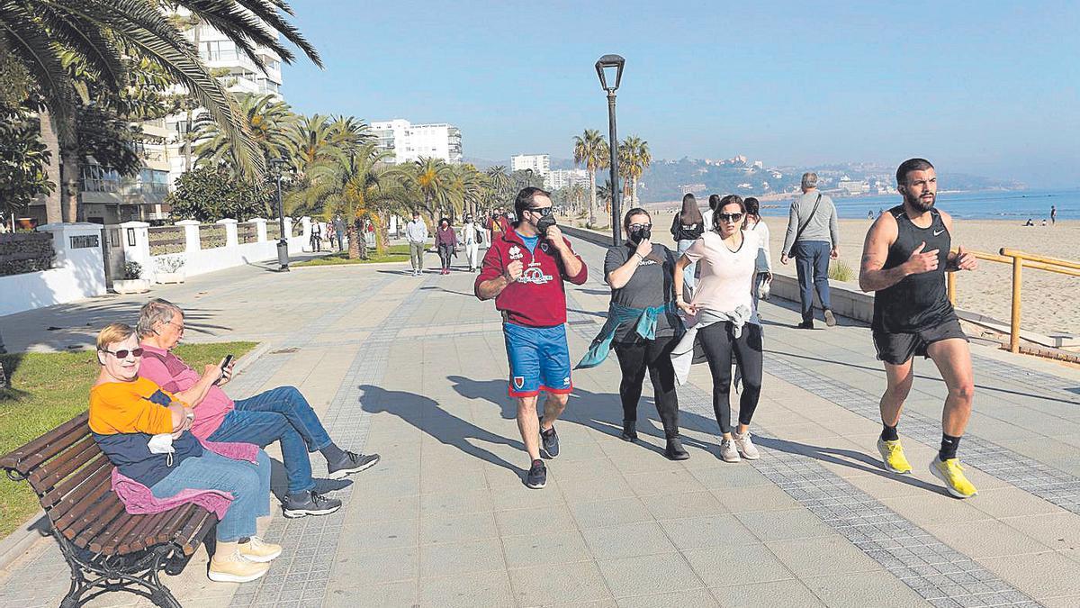 Gente en el paseo litoral de Benicàssim.