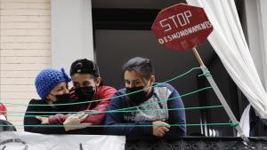 Una madre junto a dos de sus hijos durante la resistencia a un desahucio.