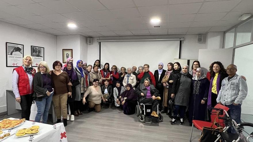 8-M en Burriana: Desayuno de Cruz Roja y comida de hermandad en la Llar Fallera