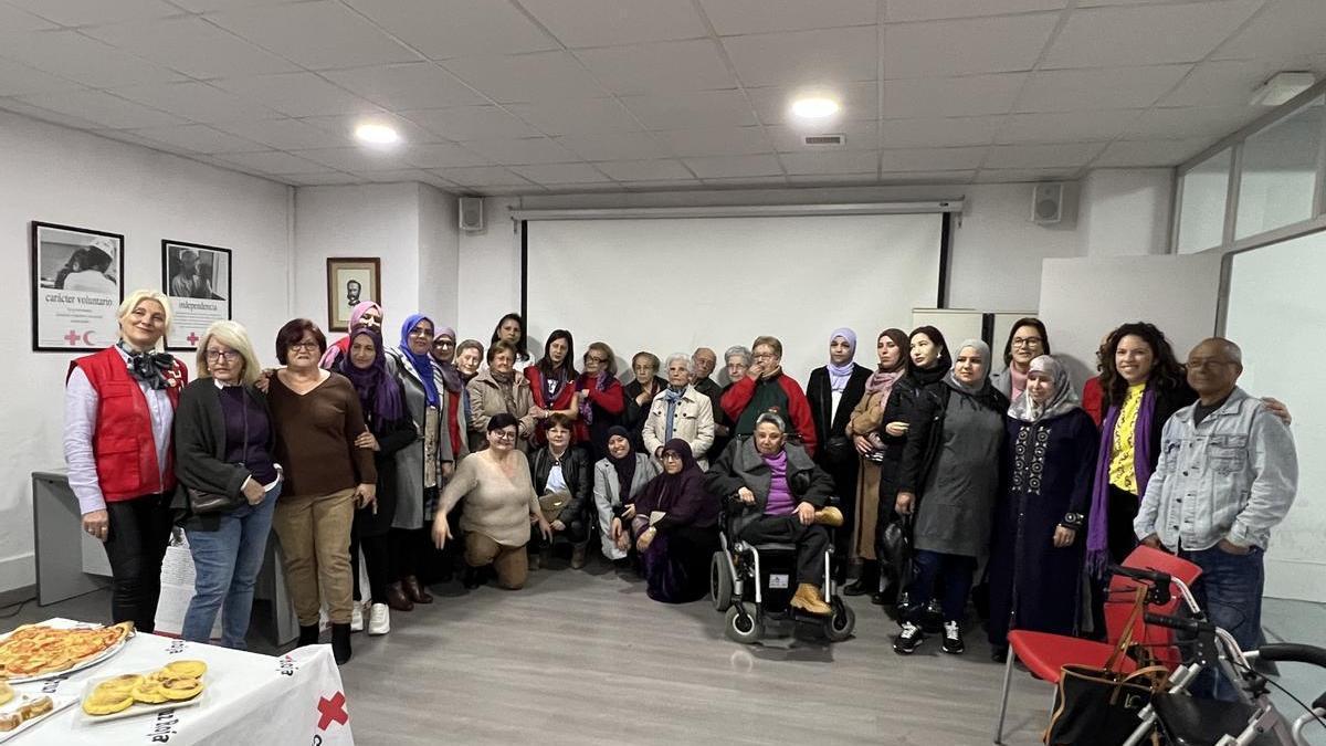 Foto de familia del desayuno de Cruz Roja por el 8-M en Burriana.