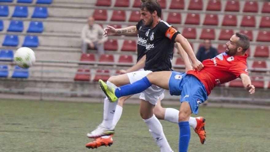 Omar disputa un balón ante Pantiga en el choque ante el Avilés.