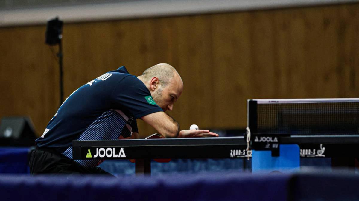 Carlos Machado se prepara para iniciar un punto.