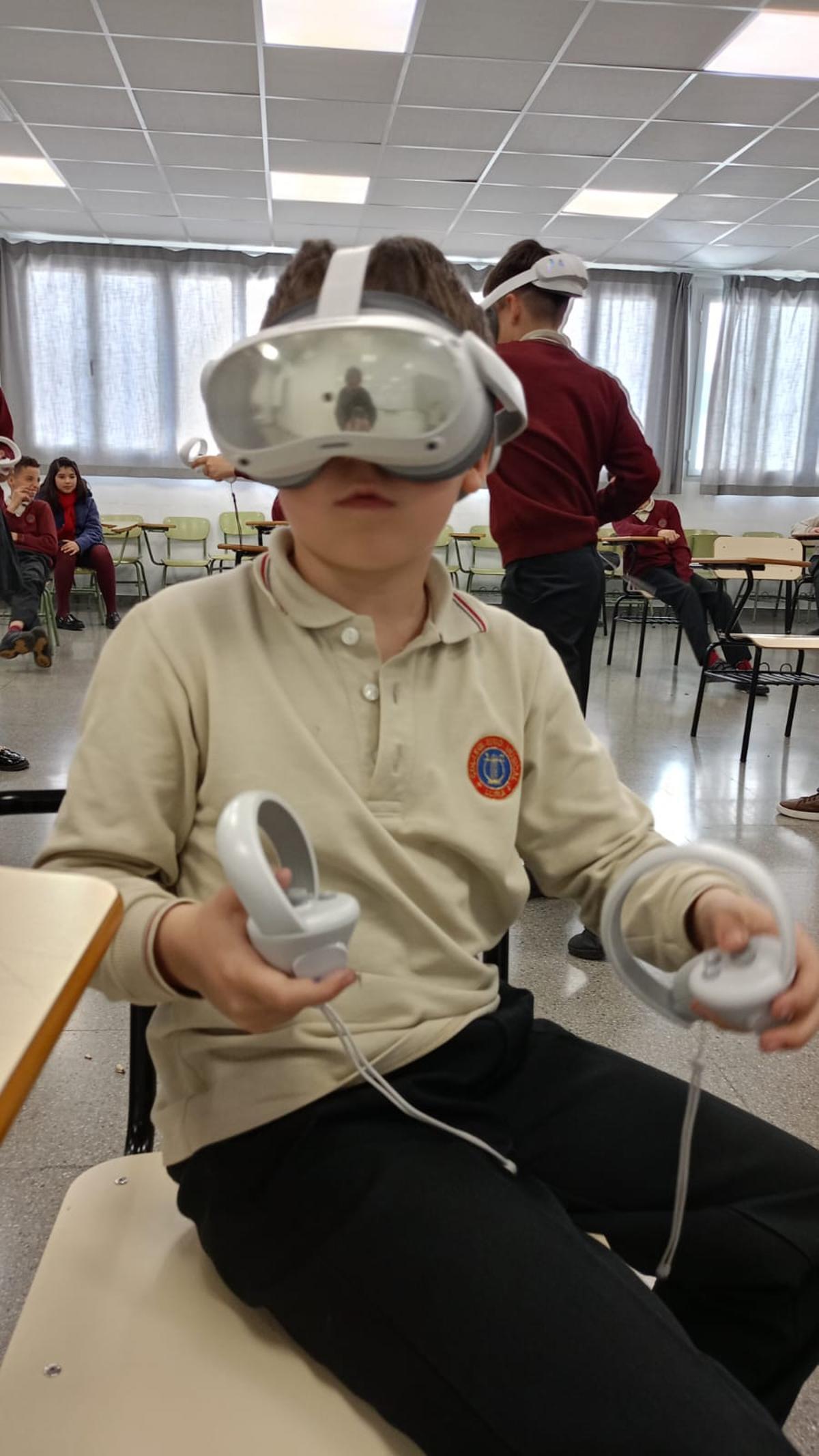 Un alumne participant en una de les activitats del col·legi