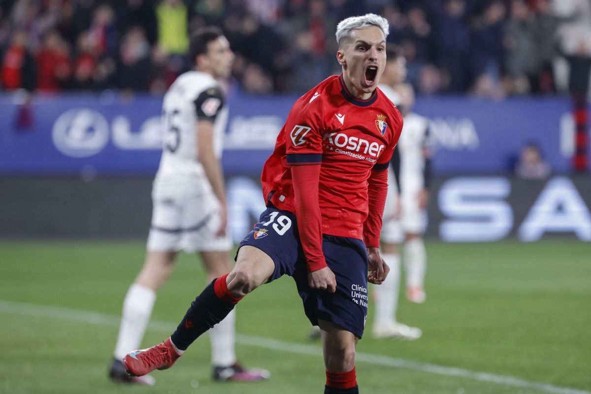 PAMPLONA, 02/03/2025.- El centrocampista del Osasuna Bryan Zaragoza celebra el 1-1 durante el partido de LaLiga EA Sports entre CA Osasuna y Valencia CF, este domingo en el Estadio El Sadar de Pamlona. EFE/ Villar López. osasuna . valencia. liga españa 2024/2025 osasuna . valencia. 26. accion. el sadar