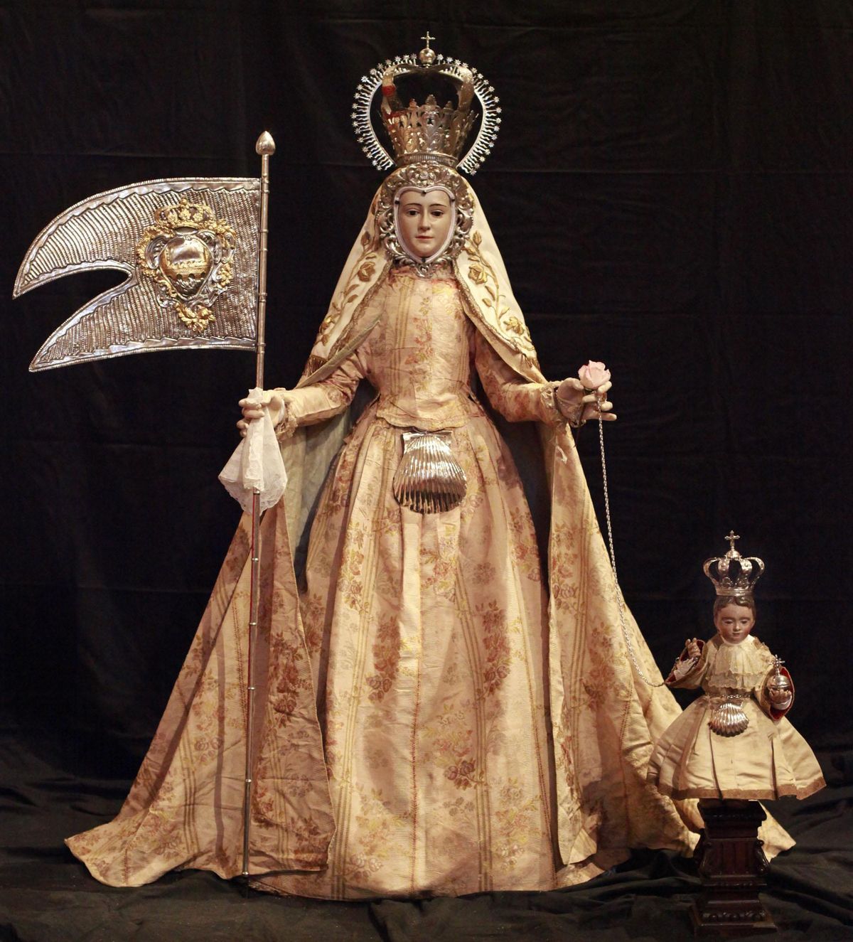 La Virgen de la Concha portando un traje donado por la reina María Luisa de Parma.