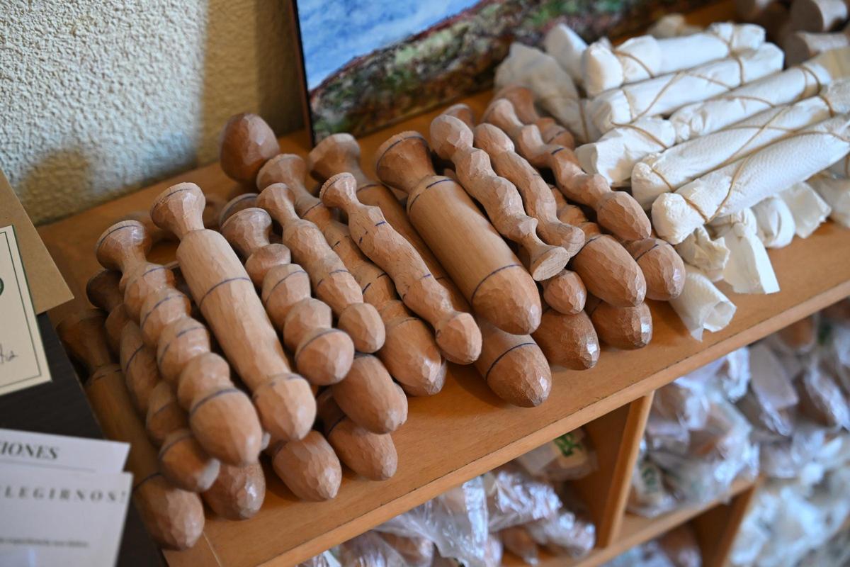 Algunos dildos ya acabados y empaquetados y otros que todavía están en proceso