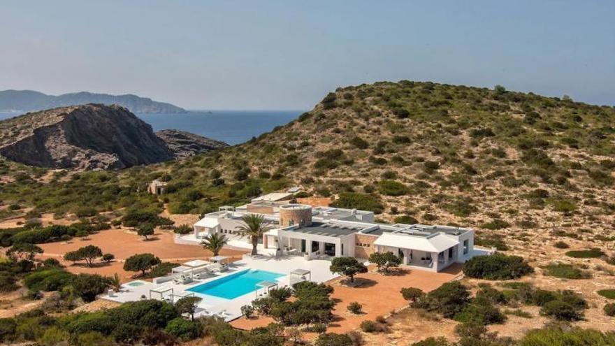 Alojamiento en Ibiza: de los 6.000 euros para un grupo en un ‘camping’ a los 158.000 en una isla privada