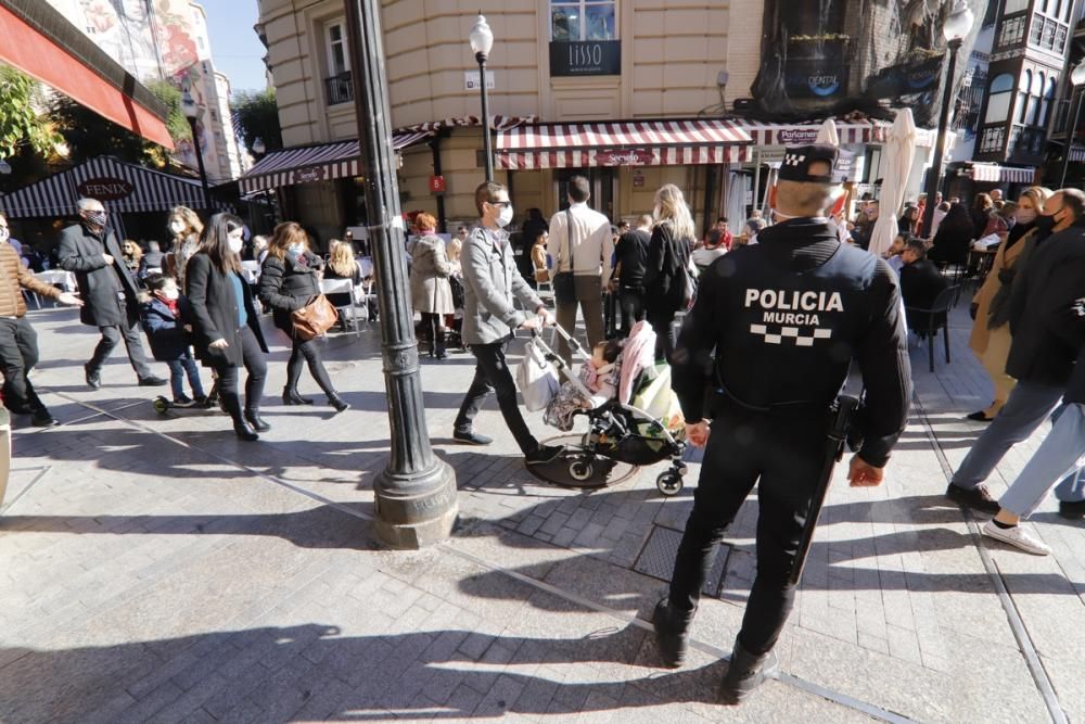 Algunos murcianos no perdonan su visita a la Plaza de las Flores para despedir el año