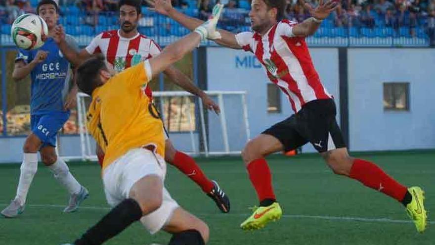 Rubén Moreno y Nata, ante el portero villaralbino, Juanjo.