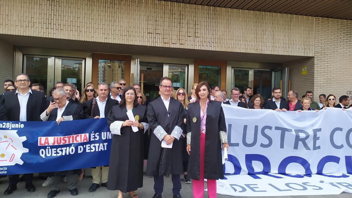 Vídeo: Abogados, procuradores y graduados sociales se concentran en Castellón para reclamar un pacto en Justicia