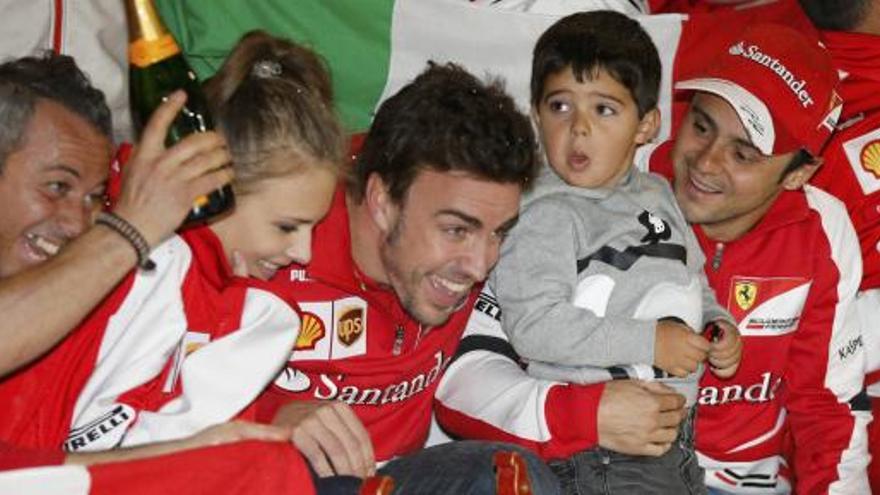 Alonso, junto a su novia, Dasha Kapustina, y Massa, con su hijo.