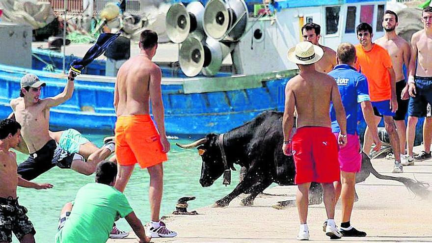 Benicarló recupera los ‘bous a la  mar’ tras el parón por la pandemia