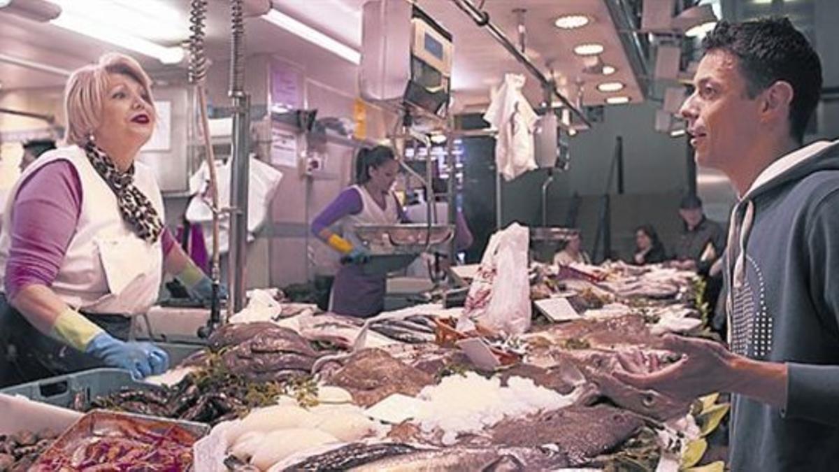 Mercado de Montserrat  En su pescadería habitualEN LA PARADA DE ANGELITA Y ESTRELLA, A LAS QUE HERRERA SUELE COMPRAR EL PESCADO, REALZA LACALIDAD Y LOS PRECIOS DE LA PLAZA.