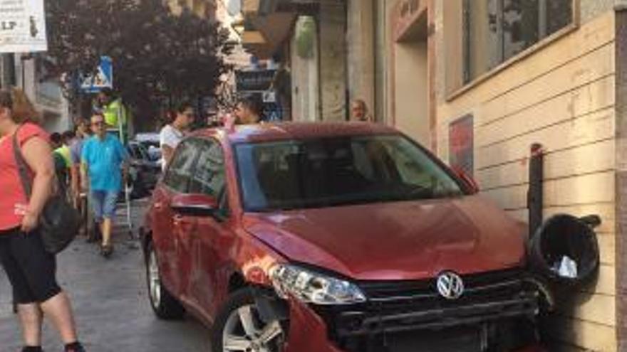 Alarma en Calp al chocar un coche con otros y subir a la acera de una avenida